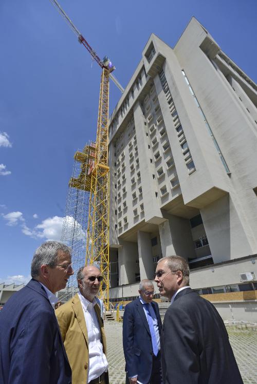 Il vicepresidente del Friuli Venezia Giulia con delega alla Salute, Riccardo Riccardi, al cantiere dell'Ospedale di Cattinara assieme ai direttori Cortiula e Marcolongo.